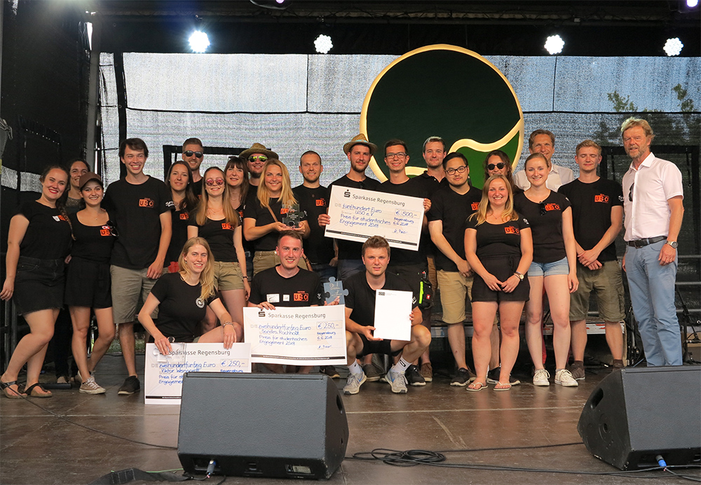 Gruppenbild mit allen Preisträgerinnen und Preisträgern. 