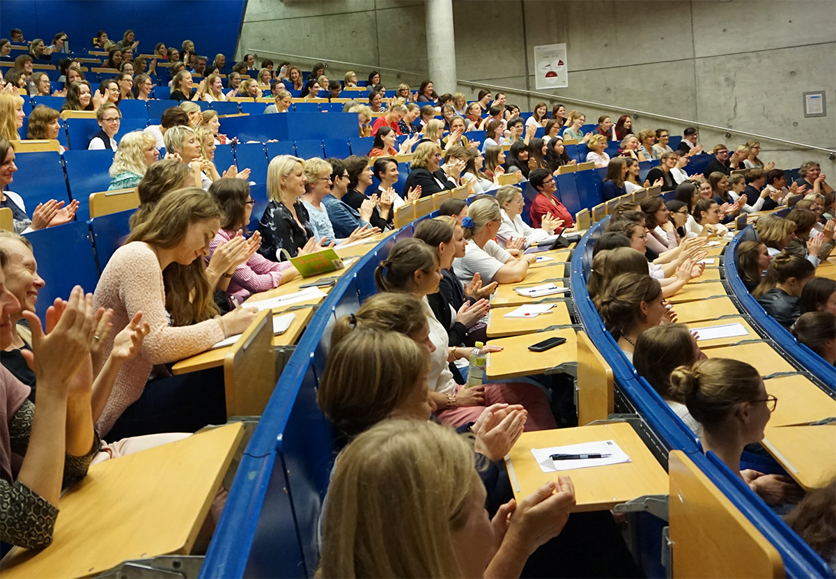 Etwa 200 Zuhörerinnen und Zuhörer von der Universität Regensburg und der Ostbayerischen Technischen Hochschule Regensburg folgten dem Vortrag der Kommunikationstrainerin Marion Knaths mit sichtbarem Amüsement. Fotos: Sarah Sophie Ruppert