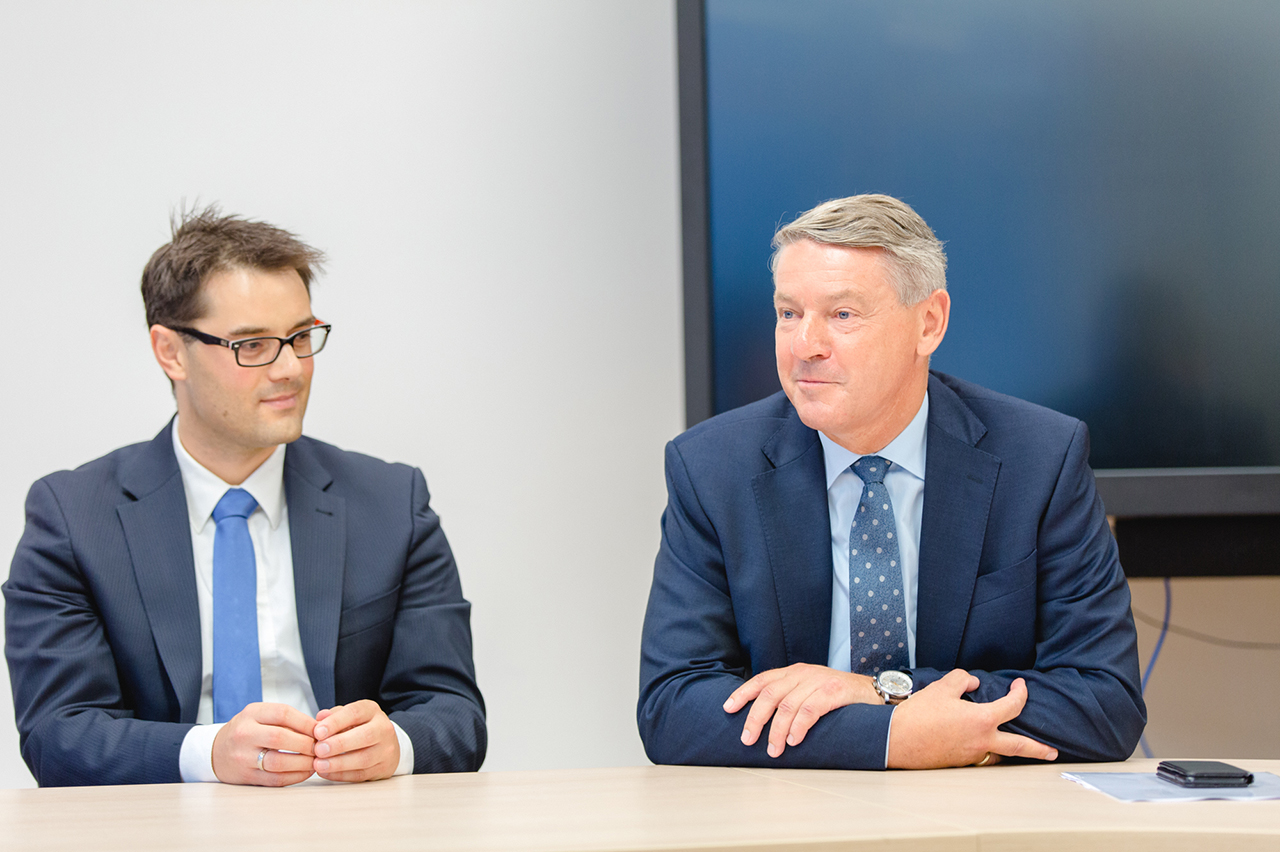 Bei der Pressekonferenz: (von links) Der neu berufene Prof. Dr. Mathias Obergrießer und Thomas Schmid, Hauptgeschäftsführer des Bayerischen Bauindustrieverbandes e.V. Foto: Daniel Schwaiger, Bayerischer Bauindustrieverband e.V.