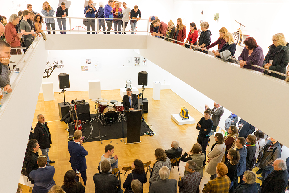 Neben den Verantwortlichen der OTH Regensburg begrüßte Dr. Georg Haber als Gastgeber und 1. Vorsitzender des Kunst- und Gewerbevereins die zahlreichen Gäste zur Vernissage.