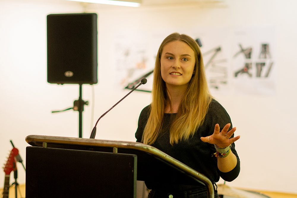 Industriedesign-Studentin Marina Koch erklärte den Besuchern die Ausstellung.