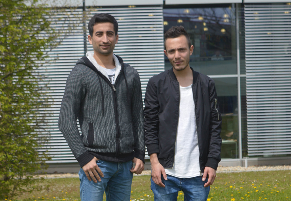 Zwei Studierende der OTH Regensburg aus Syrien: Weaam Almansour (links) und Hamid Zatari. Foto: OTH Regensburg