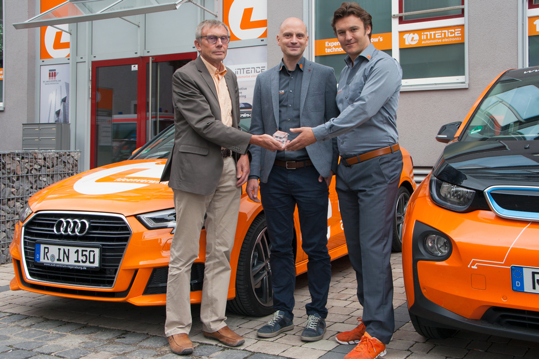 (von links) Christoph Aisch (OTH Regensburg), Peter Schmidt und Christian Nachreiner (beide iNTENCE GmbH); Foto: iNTENCE