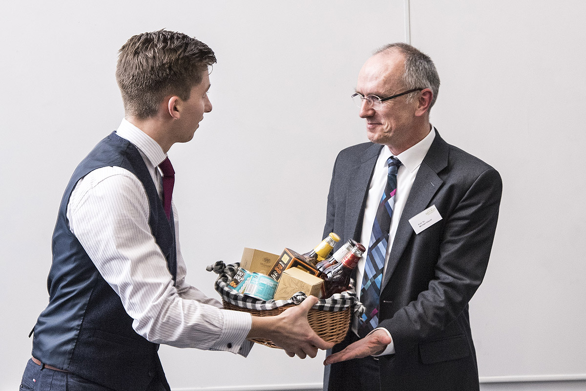 Als Dankeschön für die engagierte Arbeit bekam Studiengangleiter Prof. Dr. Michael Höschl einen Präsentkorb überreicht.
