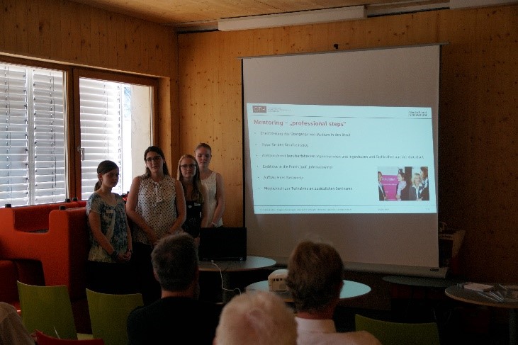 (von links): Cornelia Ziehm, Regina Zwicknagel, Carolin Deinert und Alexandra Schwabl stellen die Mentoring-Formate vor.