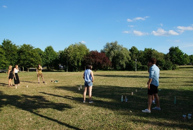 Kubb-Wikinger-Spiel auf der Campuswiese.