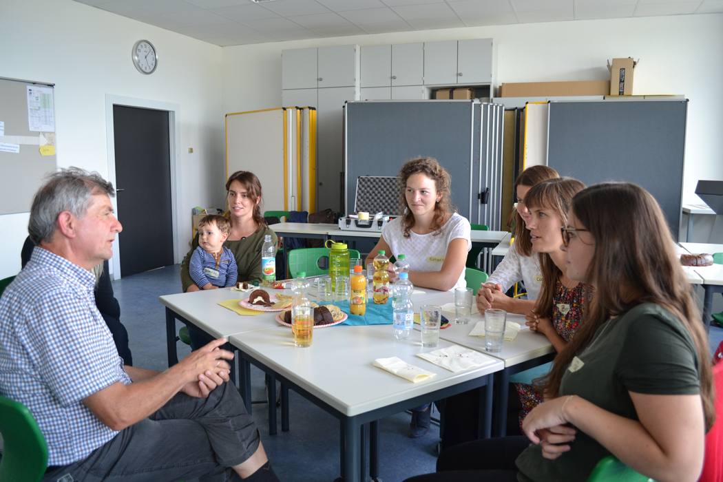 Im Gespräch mit den Studierenden. Foto: OTH Regensburg / Ligeti