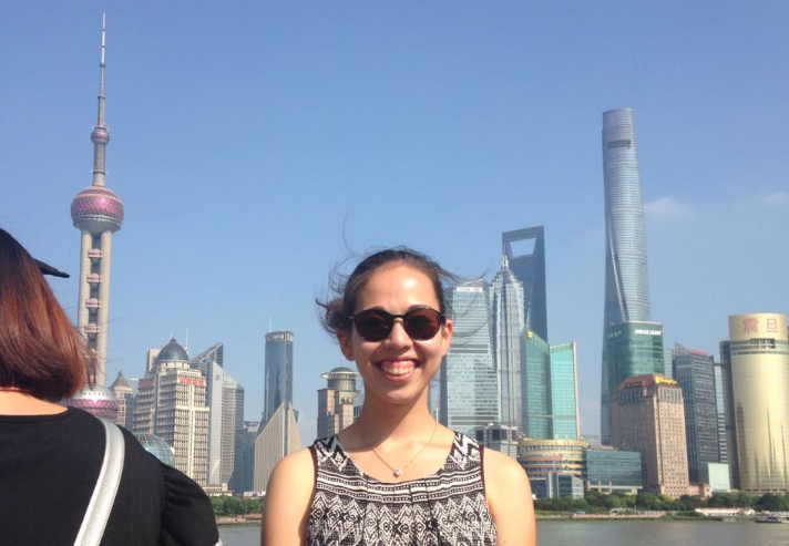 Studentin Anja Tiede vor der Skyline in Shanghai. Foto: Anja Tiede