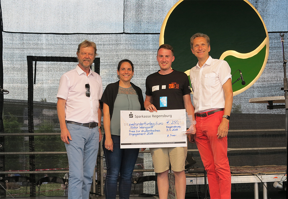 (von links) Präsident der OTH Regensburg, Prof. Dr. Wolfgang Baier, Geschäftsführerin des Vereins der Freunde der OTH Regensburg, Katja Meier, Preisträger Viktor Weingardt und der Vorsitzende des Vereins der Freunde der OTH Regensburg e.V., Eduard B. Wagner. 