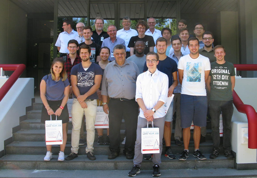 Studierende der Fakultät Elektro- und Informationstechnik mit Prof. Dr. Rainer Homer zu Besuch bei TI in Freising.