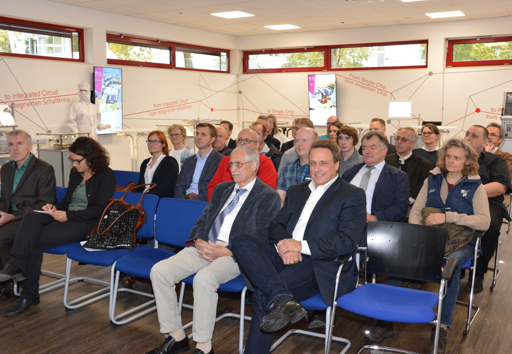 30 Alumni und Freunde der OTH Regensburg zu Gast bei Infineon Technologies AG in Regensburg. 