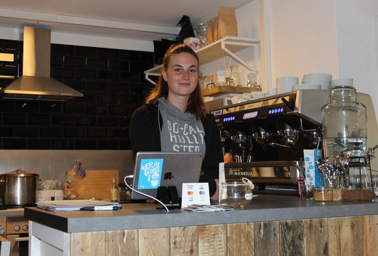Annkathrin versorgt die Gäste im Café mit Leckereien.