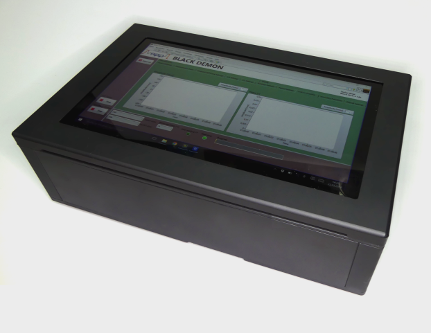 Portables Messsystem mit Touch-Benutzeroberfläche.