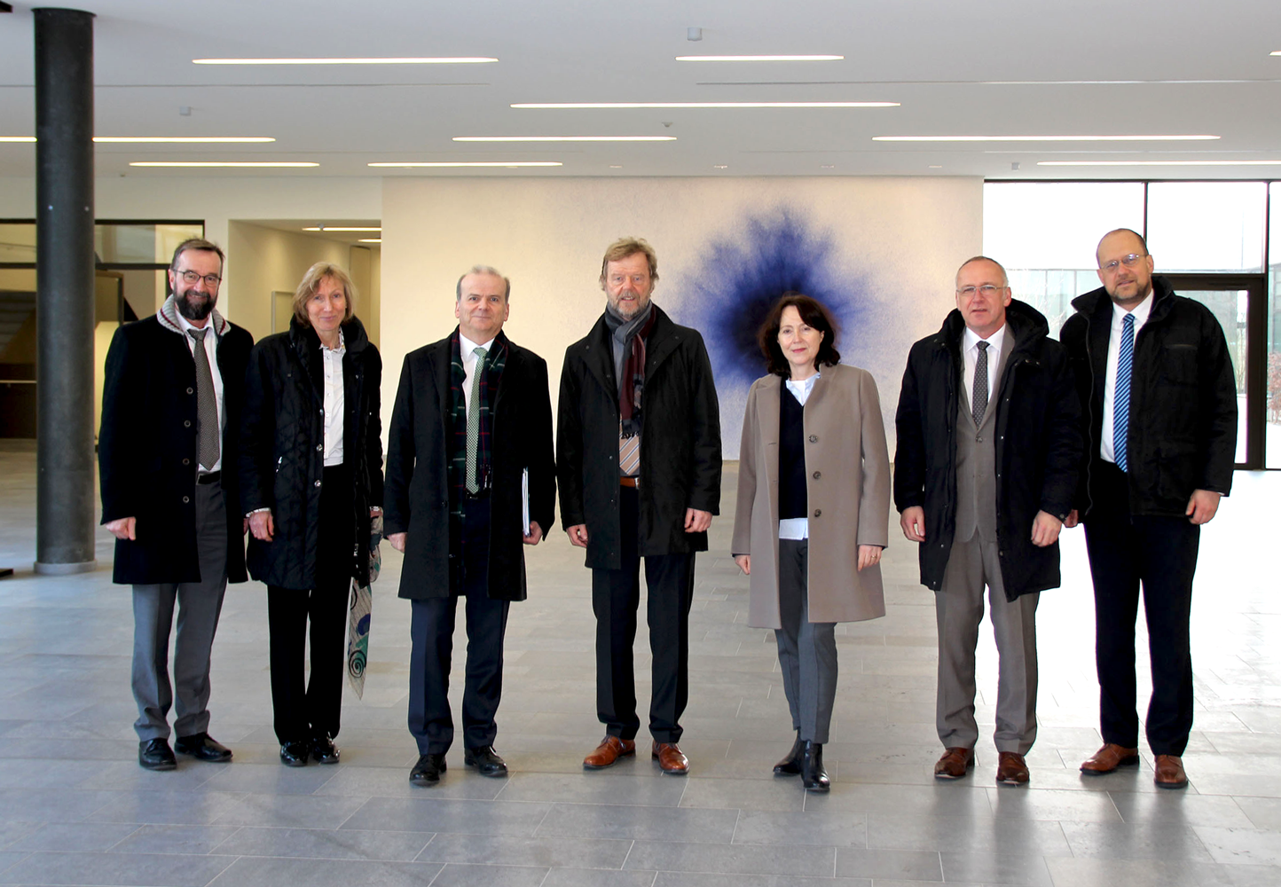 Im Foyer der Fakultät Informatik und Mathematik
