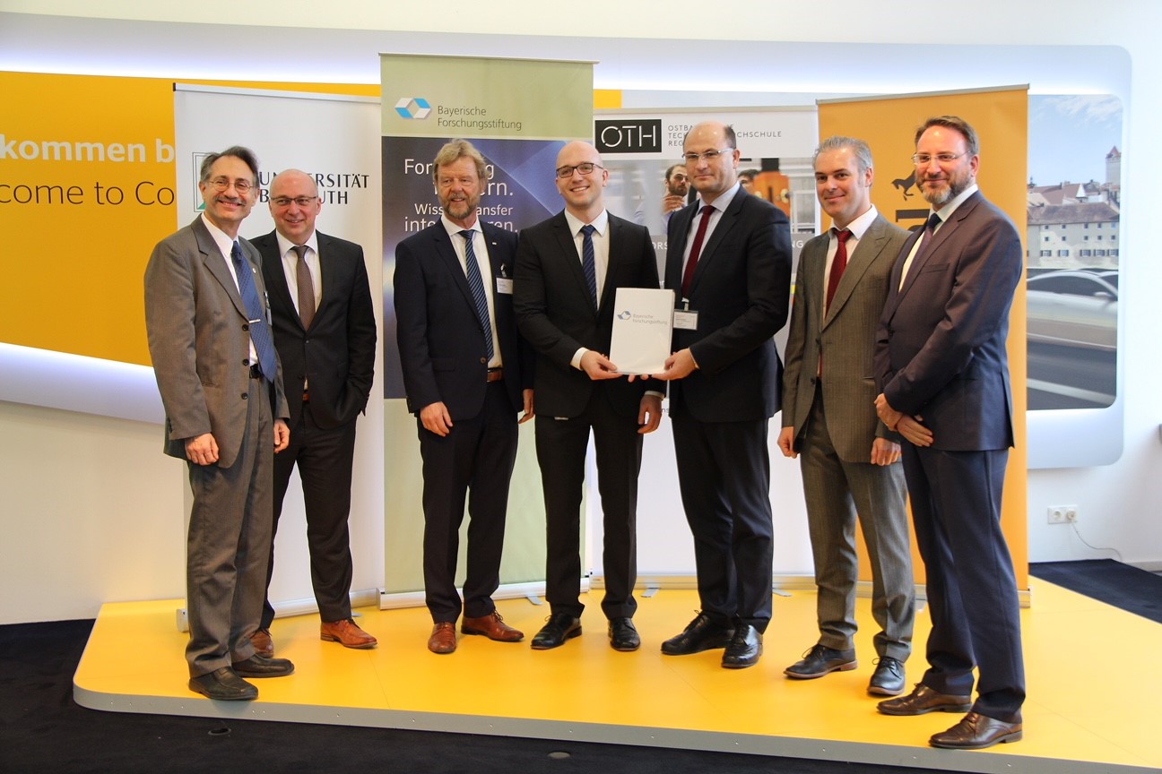 Übergabe des Förderbescheides der Bayerischen Forschungsstiftung durch Albert Füracker, Staatssekretär, Bayerisches Staatsministerium der Finanzen, für Landesentwicklung und Heimat