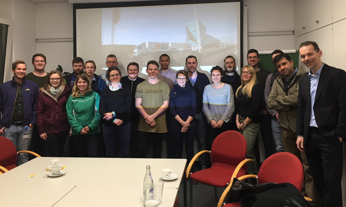 Studierende der Fakultät Betriebswirtschaft auf Exkursion zum GLS-Standort Erding mit Prof. Dr. Christian Dach (rechts). Foto: OTH Regenburg
