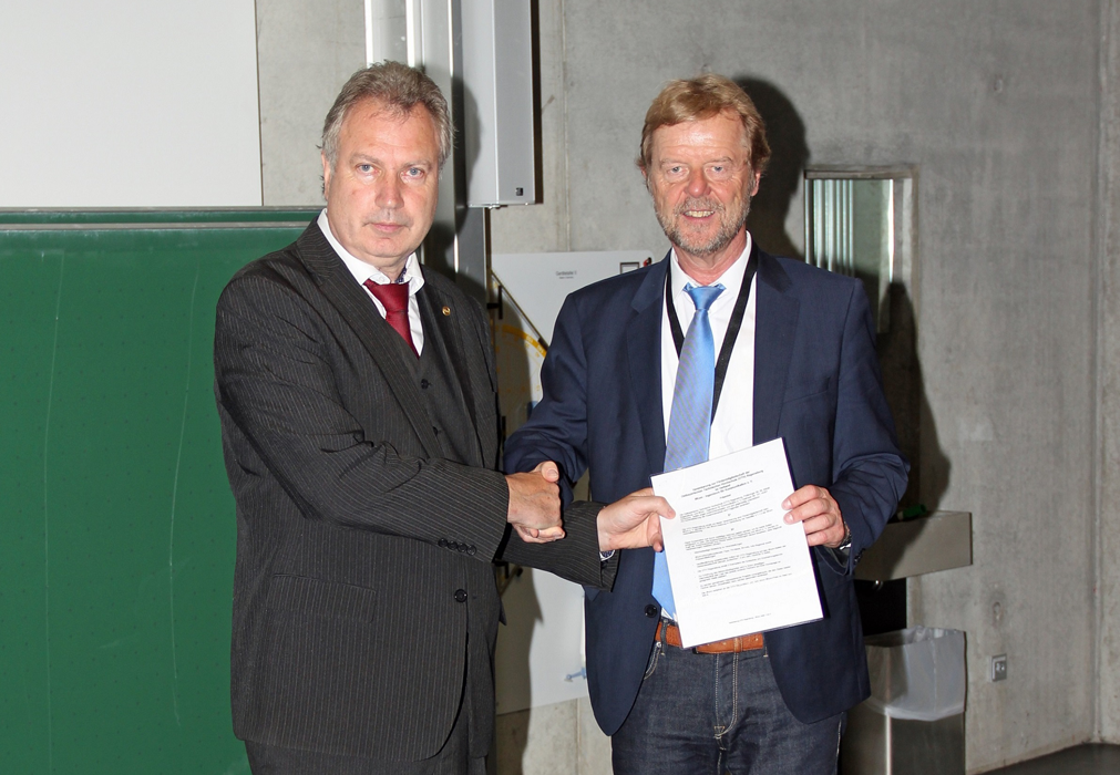 (von links): Dipl.-Ing. Heinz Leymann, IfKom, Prof. Dr. Wolfgang Baier, OTH Regensburg. Foto: IfKom – Ingenieure für Kommunikation e.V. 