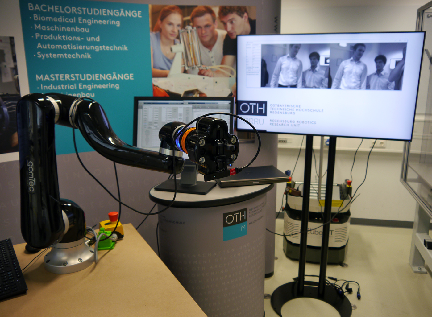 Der für den Demonstrator verwendete Assistenzroboter mit greiferfester 3D-Kamera.