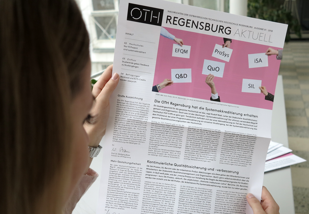 Neuigkeiten über die OTH Regensburg lesen: Das Infoblatt "OTH Regensburg aktuell" liegt an dem Infopoint in der Seybothstraße und an allen gängigen Auslageflächen aus. Foto: OTH Regensburg