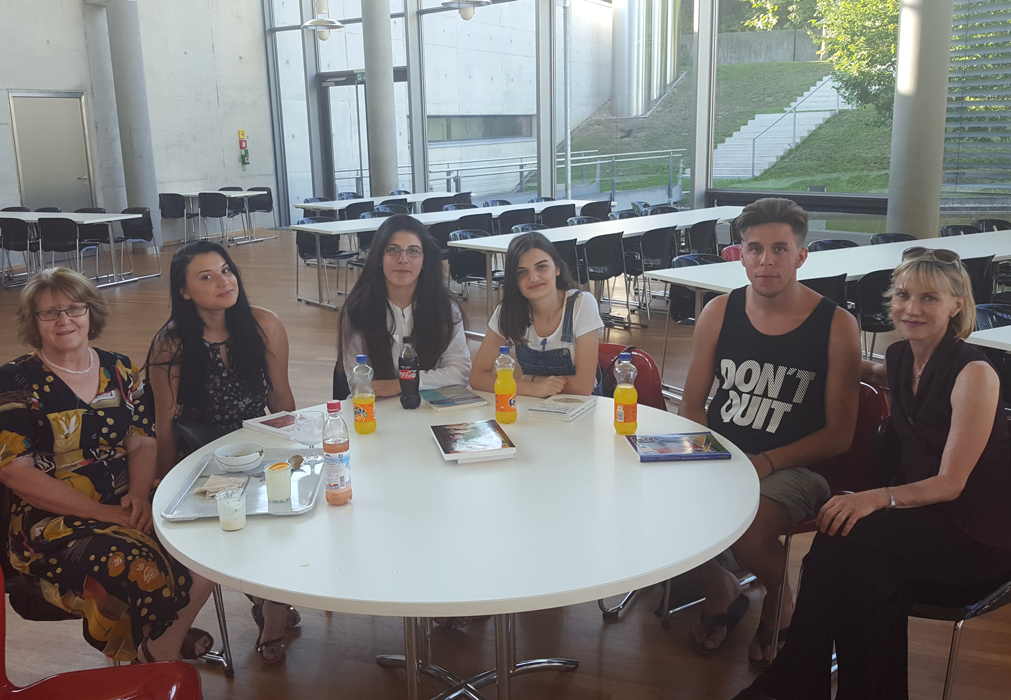 Vier kosovarische Austauschstudierende mit Prof. Dr. Ruth Seifert (rechts) und Prof. Dr. Irmgard Schroll-Decker (links)
