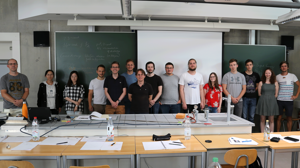 Prof. Dr. Ronny Brandenburg vom Leibnitz-Institut für Plasmaforschung und Technologie (INP) Greifswald (links) und die Teilnehmenden des Blockkurses an der OTH Regensburg im Herbst 2018 zusammen mit Prof. Dr. Rupert Schreiner (mitte). Foto: Dominik Berndt