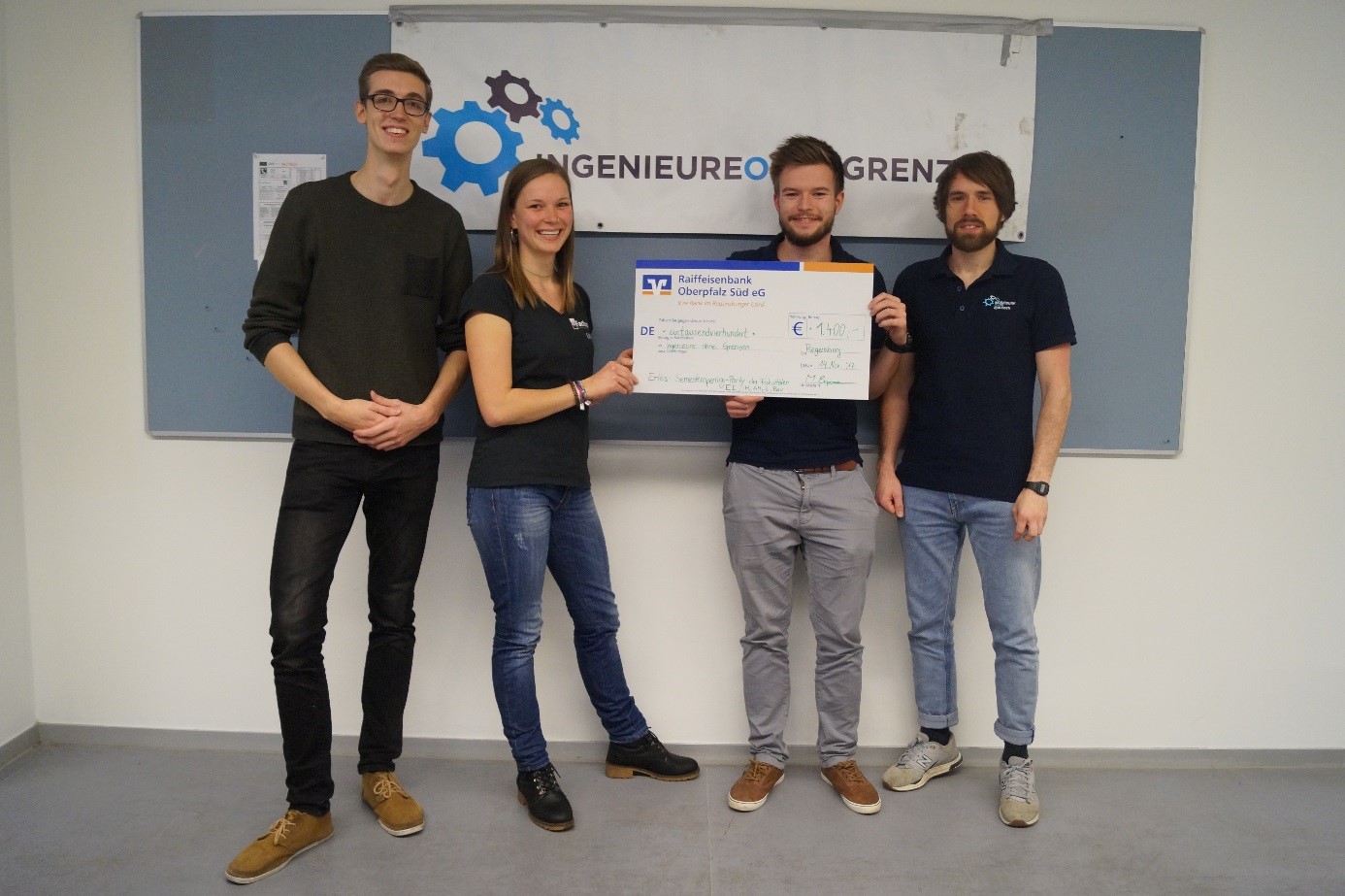 Scheckübergabe an Ingenieure ohne Grenzen: (von links) Liam McNeilly (Fachschaft Informatik und Mathematik), Lilli Wolff (Fachschaft Elekro- und Invormationstechnik), Sven Ladewig, Daniel Seubert (beide Ingenieure ohne Grenzen). Foto: OTH Regensburg